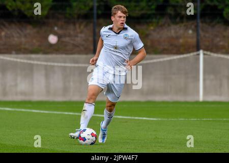 Swansea, Wales. 20. August 2022. Sam Parker von Swansea City unter 18s Jahren während des Spiels der Professional Development League zwischen Swansea City unter 18 und Coventry City unter 18 Jahren an der Swansea City Academy in Swansea, Wales, Großbritannien am 20. August 2022. Quelle: Duncan Thomas/Majestic Media/Alamy Live News. Stockfoto