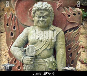 Acala oder Achala ist ein dharmapala (Beschützer der Dharma), der im Buddhismus prominent ist. In Japan ist Acala als Fudō Myōō bekannt. Sanki-gongen-dō-Tempel, Stockfoto