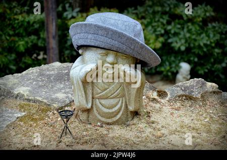 Jizo Bosatsu, Statue des buddhistischen Mönchs in der Nähe des Reikado Hall-Schreins am Mount Misen, Insel Miyajima, Japan. Stockfoto