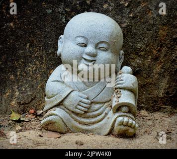 Jizo Bosatsu, Statue des buddhistischen Mönchs in der Nähe des Reikado Hall-Schreins am Mount Misen, Insel Miyajima, Japan. Stockfoto