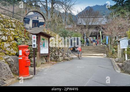 Straße in der Nähe des Tors des Daishō-in-Schreins am Mount Misen, Insel Itsukushima, Japan. Stockfoto