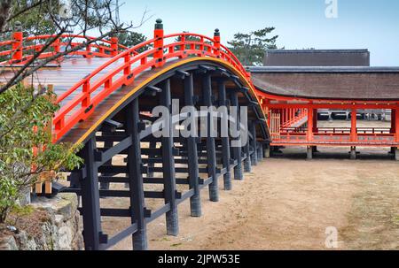 Bogenbrücke Sori-Bashi, Itsukushima-Schrein, Insel Miyajima, Stadt Hatsukaichi, Präfektur Hiroshima, Japan. Stockfoto
