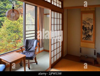 Traditionelles japanisches Zimmer in Itsukushima, Insel Miyajima, Präfektur Hiroshima, Japan. Stockfoto