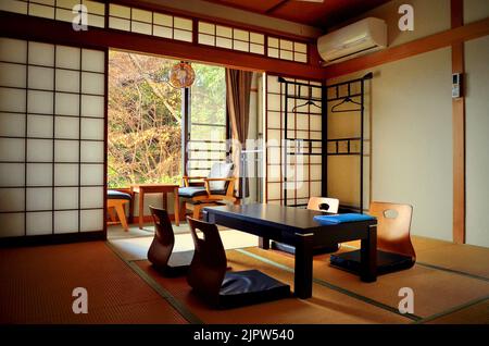 Traditionelles japanisches Zimmer in Itsukushima, Insel Miyajima, Präfektur Hiroshima, Japan. Stockfoto