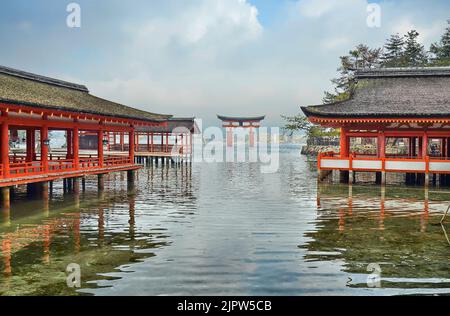 Itsukushima-jinja ist ein Shinto-Schrein auf der Insel Miyajima, Hatsukaichi, Präfektur Hiroshima, Japan. Stockfoto