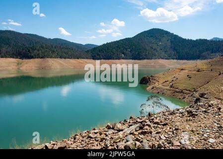 Verlassene Trinity Lake Reservoir mit 25% Wasser während der extremen Dürre in Kalifornien, Abwesenheit von Fischern, Booten oder Hausbooten im August 2022. Stockfoto