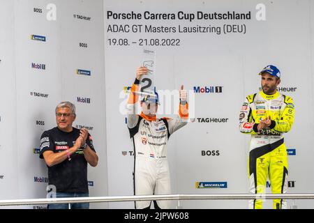 Klettwitz, Deutschland. 20. August 2022. Ernst Moser, Larry ten Voorde (NL), Team GP Elite, Dylan Pereira (L), IronForce Racing von Phoenix, - Rennsieger DYLAN PEREIRA aus Luxemburg - PORSCHE CARRERA CUP DEUTSCHLAND Racing mit Team Phoenix, Porsche 911 GT3 Cup Version - gebührenpflichtige Abbildung, Copyright © Bodo KRAELING/PORSCHE/ATPimages (KRAELING Bodo/ATP/SPP) Kredit: SPP Sport Drücken Sie Foto. /Alamy Live News Stockfoto