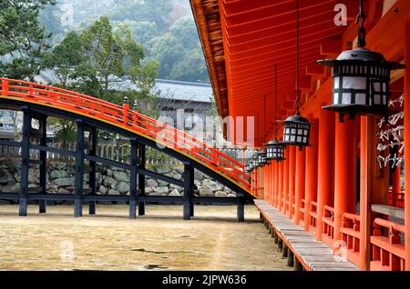 Bogenbrücke Sori-Bashi, Itsukushima-Schrein, Insel Miyajima, Stadt Hatsukaichi, Präfektur Hiroshima, Japan. Stockfoto