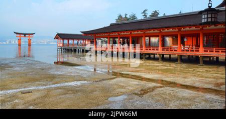 Itsukushima-jinja ist ein Shinto-Schrein auf der Insel Miyajima, Hatsukaichi, Präfektur Hiroshima, Japan. Stockfoto