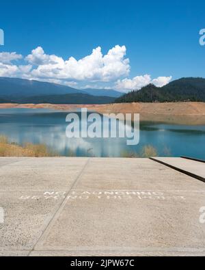 Blick vom Ende der Bootsanlegestelle, die während der schweren Dürre in Kalifornien mehrere Stockwerke über dem Trinity Lake Reservoir bei einer Kapazität von 25 % absetzt. Stockfoto