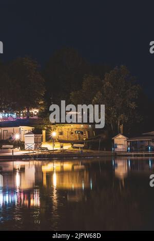 Eine Nachtansicht des beleuchteten Ufers eines Sees Stockfoto