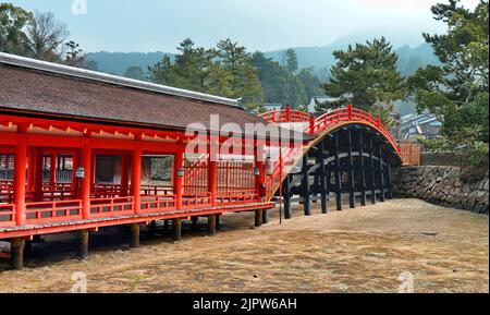 Bogenbrücke Sori-Bashi, Itsukushima-Schrein, Insel Miyajima, Stadt Hatsukaichi, Präfektur Hiroshima, Japan. Stockfoto