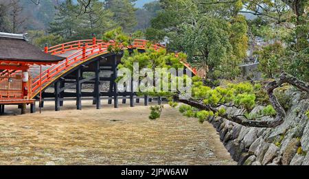 Bogenbrücke Sori-Bashi, Itsukushima-Schrein, Insel Miyajima, Stadt Hatsukaichi, Präfektur Hiroshima, Japan. Stockfoto