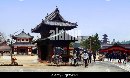 Jinrikisha, japanische Rikscha auf der Insel Miyajima, Itsukushima, Hatsukaichi, Präfektur Hiroshima, Japan. Stockfoto