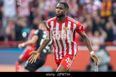 Berlin, Deutschland. 20. August 2022. Fußball: Bundesliga, 1. FC Union Berlin - RB Leipzig, Matchday 3, an der Alten Försterei. Der Berliner Jordan Siebatcheu feiert nach dem Tor 1:0. Quelle: Andreas Gora/dpa - WICHTIGER HINWEIS: Gemäß den Anforderungen der DFL Deutsche Fußball Liga und des DFB Deutscher Fußball-Bund ist es untersagt, im Stadion und/oder vom Spiel aufgenommene Fotos in Form von Sequenzbildern und/oder videoähnlichen Fotoserien zu verwenden oder zu verwenden./dpa/Alamy Live News Stockfoto