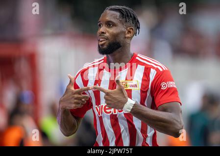 Berlin, Deutschland. 20. August 2022. Fußball: Bundesliga, 1. FC Union Berlin - RB Leipzig, Matchday 3, an der Alten Försterei. Der Berliner Jordan Siebatcheu feiert nach dem Tor 1:0. Quelle: Andreas Gora/dpa - WICHTIGER HINWEIS: Gemäß den Anforderungen der DFL Deutsche Fußball Liga und des DFB Deutscher Fußball-Bund ist es untersagt, im Stadion und/oder vom Spiel aufgenommene Fotos in Form von Sequenzbildern und/oder videoähnlichen Fotoserien zu verwenden oder zu verwenden./dpa/Alamy Live News Stockfoto