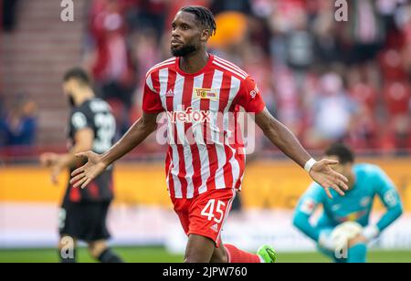 Berlin, Deutschland. 20. August 2022. Fußball: Bundesliga, 1. FC Union Berlin - RB Leipzig, Matchday 3, an der Alten Försterei. Der Berliner Jordan Siebatcheu feiert nach dem Tor 1:0. Quelle: Andreas Gora/dpa - WICHTIGER HINWEIS: Gemäß den Anforderungen der DFL Deutsche Fußball Liga und des DFB Deutscher Fußball-Bund ist es untersagt, im Stadion und/oder vom Spiel aufgenommene Fotos in Form von Sequenzbildern und/oder videoähnlichen Fotoserien zu verwenden oder zu verwenden./dpa/Alamy Live News Stockfoto