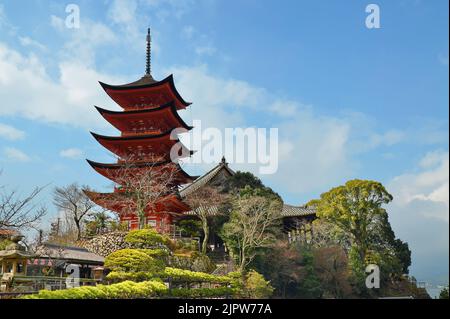 Die fünfstöckige Pagode wurde 1407 erbaut und dem Buddha der Medizin gewidmet. Insel Miyajima, Präfektur Hiroshima, Japan. Stockfoto