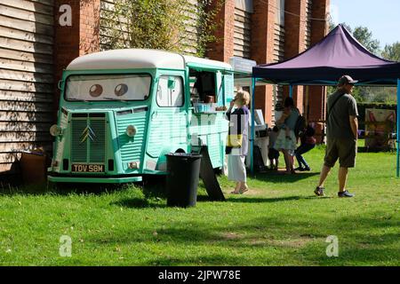 Vintage 40s französischer Kastenwagen, der in ein mobiles Kaffee- und Lebensmittelgeschäft umgewandelt wurde Stockfoto