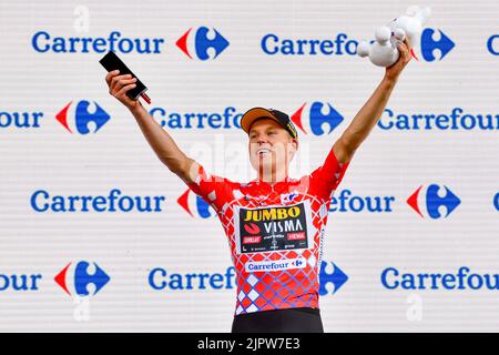 Der Niederländer Mike Teunissen von Jumbo-Visma feiert am Samstag, den 20. August 2022 2022, auf dem Podium das rote Trikot des Spitzenreiters in der Gesamtwertung nach der Etappe 2 der Ausgabe der „Vuelta a Espana“, der Rundfahrt durch Spanien, von 's-Hertogenbosch nach Utrecht (175,1 km) in den Niederlanden. BELGA FOTO LUC CLAESSEN Stockfoto