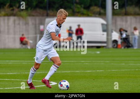 Swansea, Wales. 20. August 2022. Jacob Cook aus Swansea City unter 18s Jahren während des Spiels der Professional Development League zwischen Swansea City unter 18 und Coventry City unter 18 Jahren an der Swansea City Academy in Swansea, Wales, Großbritannien am 20. August 2022. Quelle: Duncan Thomas/Majestic Media/Alamy Live News. Stockfoto