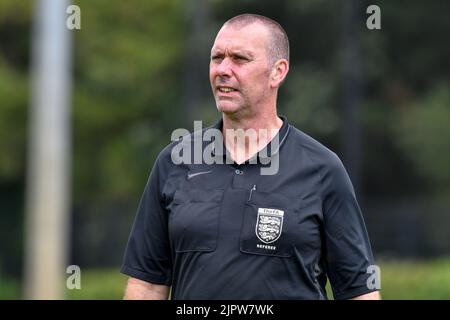 Swansea, Wales. 20. August 2022. Stellvertretender Schiedsrichter Mark Loughlin während des Spiels der Professional Development League zwischen Swansea City unter 18 und Coventry City unter 18 Jahren an der Swansea City Academy in Swansea, Wales, Großbritannien am 20. August 2022. Quelle: Duncan Thomas/Majestic Media/Alamy Live News. Stockfoto