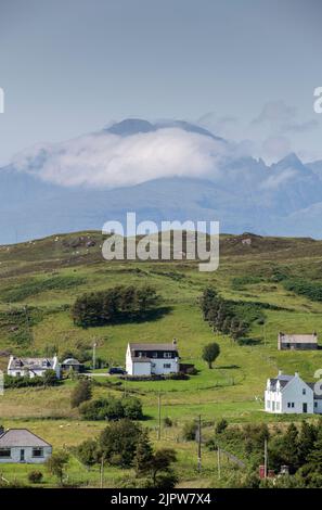 Blick auf die Cuillin-Berge vom Dorf Tarskavaig auf der Isle of Skye, Schottland, Großbritannien Stockfoto