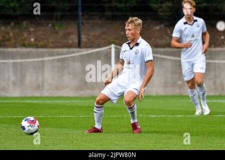 Swansea, Wales. 20. August 2022. Jacob Cook aus Swansea City unter 18s Jahren während des Spiels der Professional Development League zwischen Swansea City unter 18 und Coventry City unter 18 Jahren an der Swansea City Academy in Swansea, Wales, Großbritannien am 20. August 2022. Quelle: Duncan Thomas/Majestic Media/Alamy Live News. Stockfoto