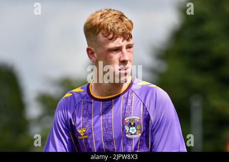 Swansea, Wales. 20. August 2022. Bradley Stretton aus Coventry City unter 18s Jahren während des Spiels der Professional Development League zwischen Swansea City unter 18 und Coventry City unter 18 Jahren an der Swansea City Academy in Swansea, Wales, Großbritannien am 20. August 2022. Quelle: Duncan Thomas/Majestic Media/Alamy Live News. Stockfoto