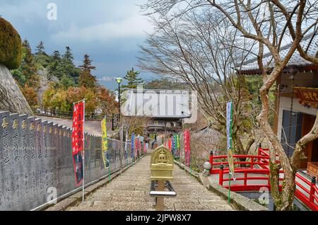 Daishō-in oder Daisyō-in ist ein historischer japanischer Tempelkomplex mit vielen Schreinen und Statuen auf dem Berg Misen, Insel Itsukushima, Japan. Stockfoto