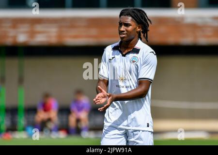 Swansea, Wales. 20. August 2022. Jada Mawongo von Swansea City unter 18s Jahren während des Spiels der Professional Development League zwischen Swansea City unter 18 und Coventry City unter 18 Jahren an der Swansea City Academy in Swansea, Wales, Großbritannien am 20. August 2022. Quelle: Duncan Thomas/Majestic Media/Alamy Live News. Stockfoto