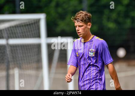 Swansea, Wales. 20. August 2022. Lewis McCafferty von Coventry City unter 18s Jahren während des Spiels der Professional Development League zwischen Swansea City unter 18 und Coventry City unter 18 Jahren an der Swansea City Academy in Swansea, Wales, Großbritannien am 20. August 2022. Quelle: Duncan Thomas/Majestic Media/Alamy Live News. Stockfoto