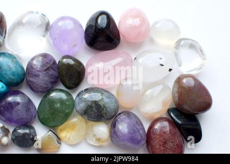 Edelsteine in verschiedenen Farben. Amethyst, Rosenquarz, Achat, Apatit, Aventurin, Olivin, Türkis, Aquamarin, Bergkristall auf weißem Hintergrund. Stockfoto