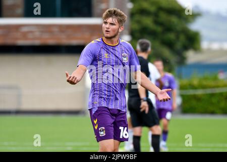 Swansea, Wales. 20. August 2022. Callum Perry aus Coventry City unter 18s Jahren während des Spiels der Professional Development League zwischen Swansea City unter 18 und Coventry City unter 18 Jahren an der Swansea City Academy in Swansea, Wales, Großbritannien am 20. August 2022. Quelle: Duncan Thomas/Majestic Media/Alamy Live News. Stockfoto