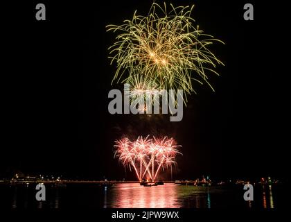 Feuerwerksexplosionen über dem Hafen von der Queen Annes Battery im Rahmen der 2022 in Plymouth, Devon, stattfindenden British Firework Championships. Anzeige durch Stockfoto