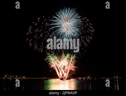 Feuerwerksexplosionen über dem Hafen von der Queen Annes Battery im Rahmen der 2022 in Plymouth, Devon, stattfindenden British Firework Championships. Anzeige durch Stockfoto