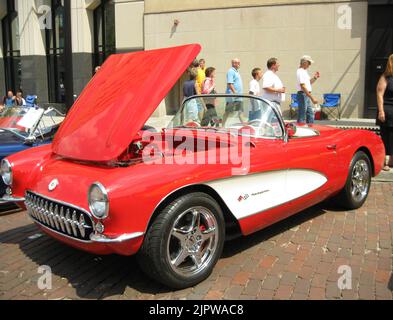 Eine rote Chevrolet Corvette während des amerikanischen Oldtimerevents Back to the Bricks Stockfoto