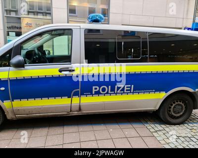 Seitenansicht eines deutschen Polizeiwagens Stockfoto