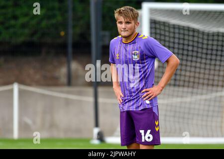 Swansea, Wales. 20. August 2022. Callum Perry aus Coventry City unter 18s Jahren während des Spiels der Professional Development League zwischen Swansea City unter 18 und Coventry City unter 18 Jahren an der Swansea City Academy in Swansea, Wales, Großbritannien am 20. August 2022. Quelle: Duncan Thomas/Majestic Media/Alamy Live News. Stockfoto