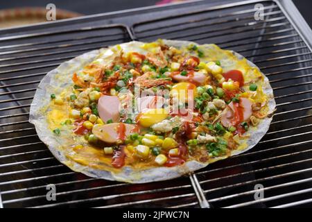 Vietnamesische Reispapierpizza ( Banh Trang Nuong ), glutenfreie Speisen Stockfoto