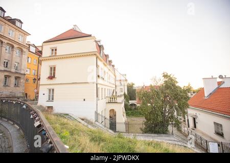 Warschau, Polen - 3. August 2022: Warschauer Altstadt Straße Stockfoto