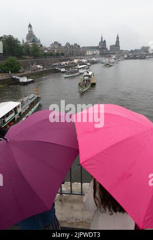 Dresden, Deutschland. 20. August 2022. Die historischen Dampfschiffe der Sächsischen Dampfschiffahrt starten an der Elbe zur Dampfschiffparade. Anlass ist das Steamboat Festival, das parallel zum Dresdner Stadtfest Canaletto vom 19. Bis 21. August 2022 stattfindet. Quelle: Sebastian Kahnert/dpa/Alamy Live News Stockfoto