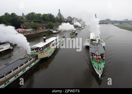 Dresden, Deutschland. 20. August 2022. Die historischen Dampfschiffe der Sächsischen Dampfschiffahrt starten an der Elbe zur Dampfschiffparade. Anlass ist das Steamboat Festival, das parallel zum Dresdner Stadtfest Canaletto vom 19. Bis 21. August 2022 stattfindet. Quelle: Sebastian Kahnert/dpa/Alamy Live News Stockfoto