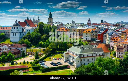 Lublin, Woiwodschaft Lubelskie / Polen - Juli 24 2022: Blick auf die Altstadt vom Burgturm der königlichen Burg in Lublin. Stockfoto