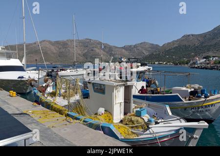 Traditionelle Fischerboote und Yachten, Livadia Hafen und Boote. Tilos, Griechenland Stockfoto