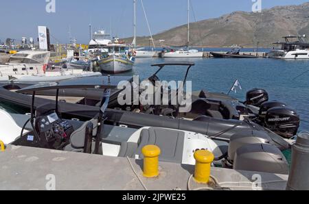 Leistungsstarke Schnellboote und traditionelle Boote im Hafen von Livadia. Tilos, Griechenland Stockfoto