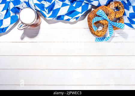 Oktoberfest Urlaub Hintergrund, Menü Mockup. Bavaria Flagge oktoberfest Serviette, Brezel, Bierflasche und Becher auf weißem Holzhintergrund, Kopie s Stockfoto