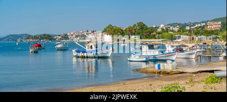 Blick auf Boote und Skiathos Stadt, Skiathos Insel, Sporaden Inseln, griechische Inseln, Griechenland, Europa Stockfoto