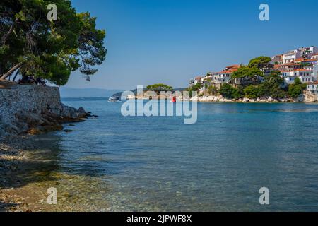 Blick auf Belvedere Skiathos Alter Hafen und Skiathos Stadt, Skiathos Insel, Sporaden Inseln, griechische Inseln, Griechenland, Europa Stockfoto