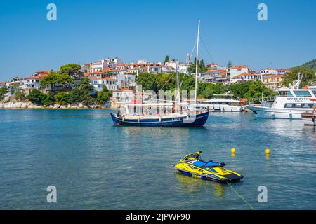 Blick auf Belvedere Skiathos Alter Hafen und Skiathos Stadt, Skiathos Insel, Sporaden Inseln, griechische Inseln, Griechenland, Europa Stockfoto